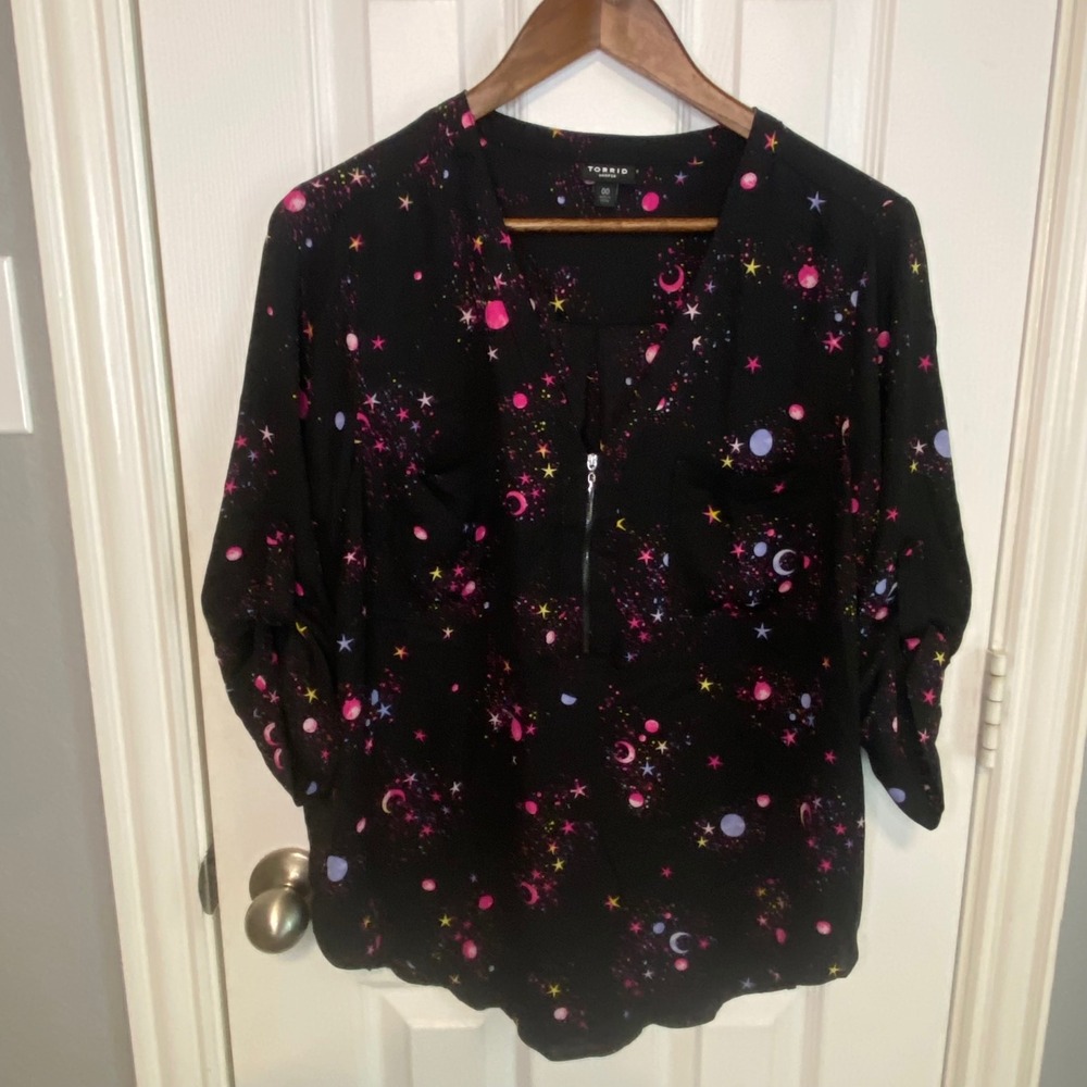 Torrid Harper Black Galaxy Star Moon Print Roll Tab Blouse 00 Medium Whimsigoth